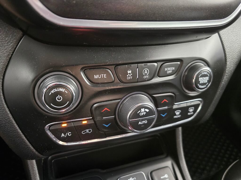 Used 2021 Jeep Cherokee Trailhawk w/ Technology Group image 31