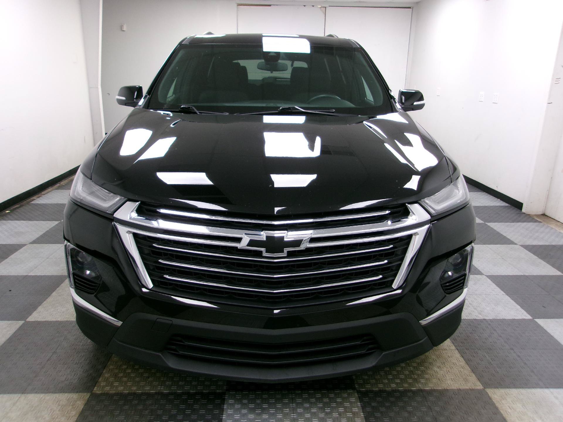 Used 2023 Chevrolet Traverse LT FWD image 16