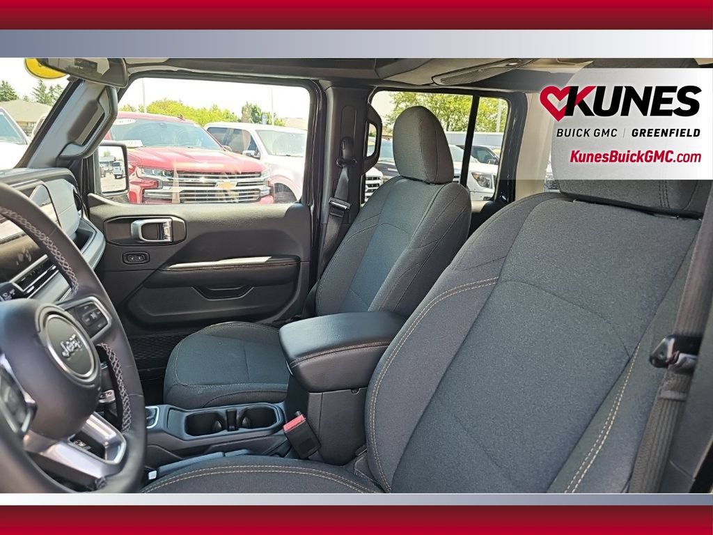 Used 2025 Jeep Wrangler Unlimited Sahara AWD/4WD image 15