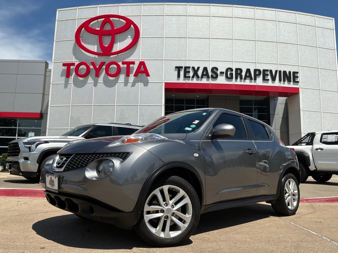 Used 2014 Nissan Juke SV image 2