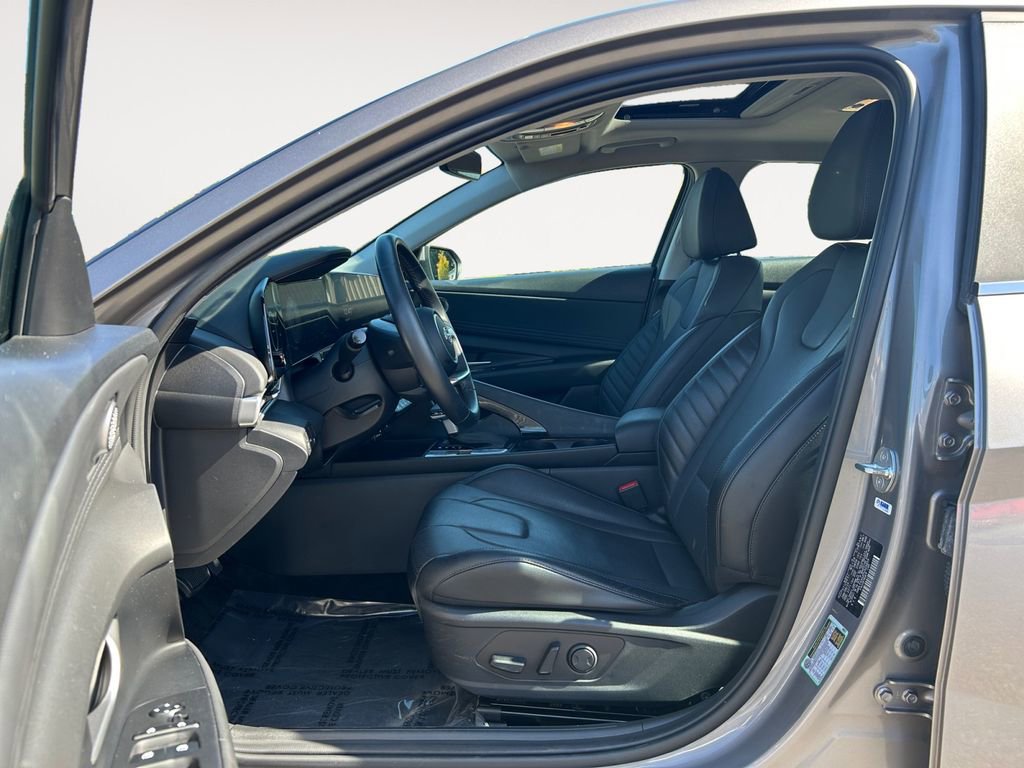 Used 2023 Hyundai Elantra Limited image 15