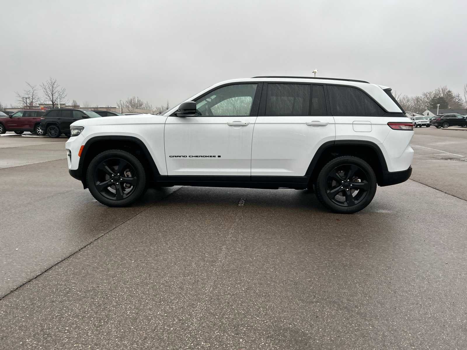 Used 2022 Jeep Grand Cherokee Altitude image 31