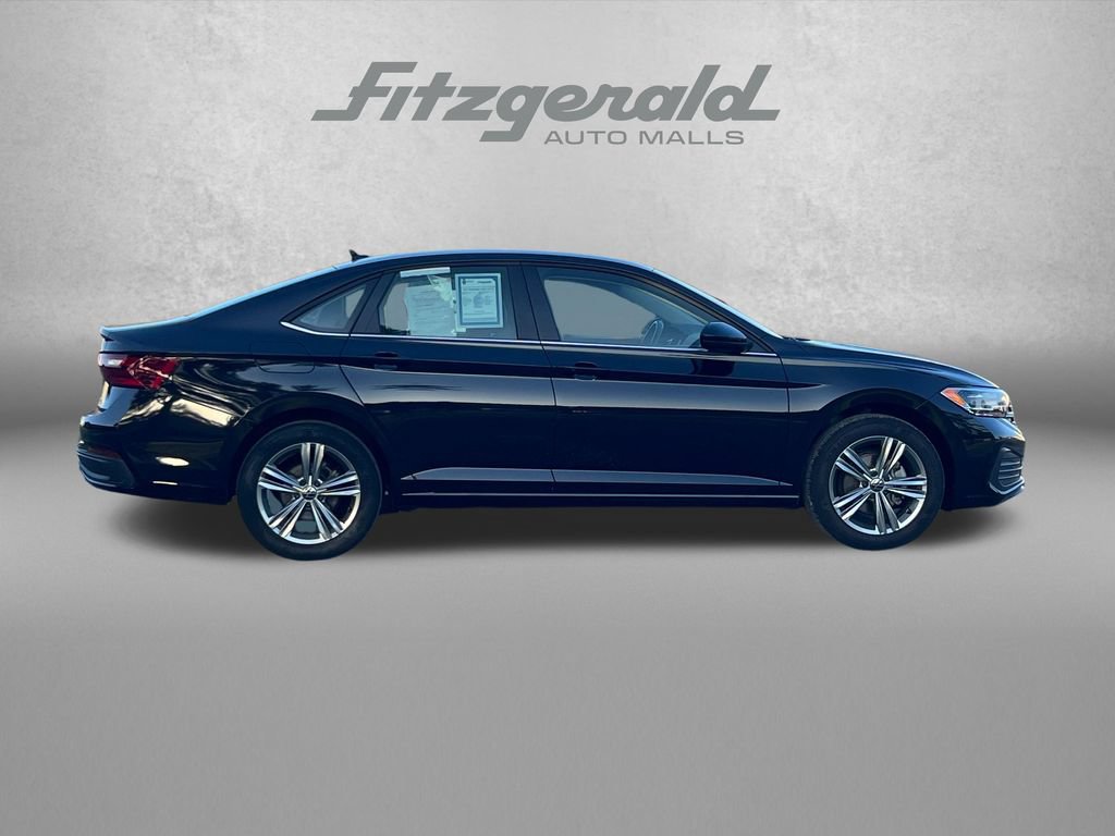 Used 2024 Volkswagen Jetta SE FWD image 3