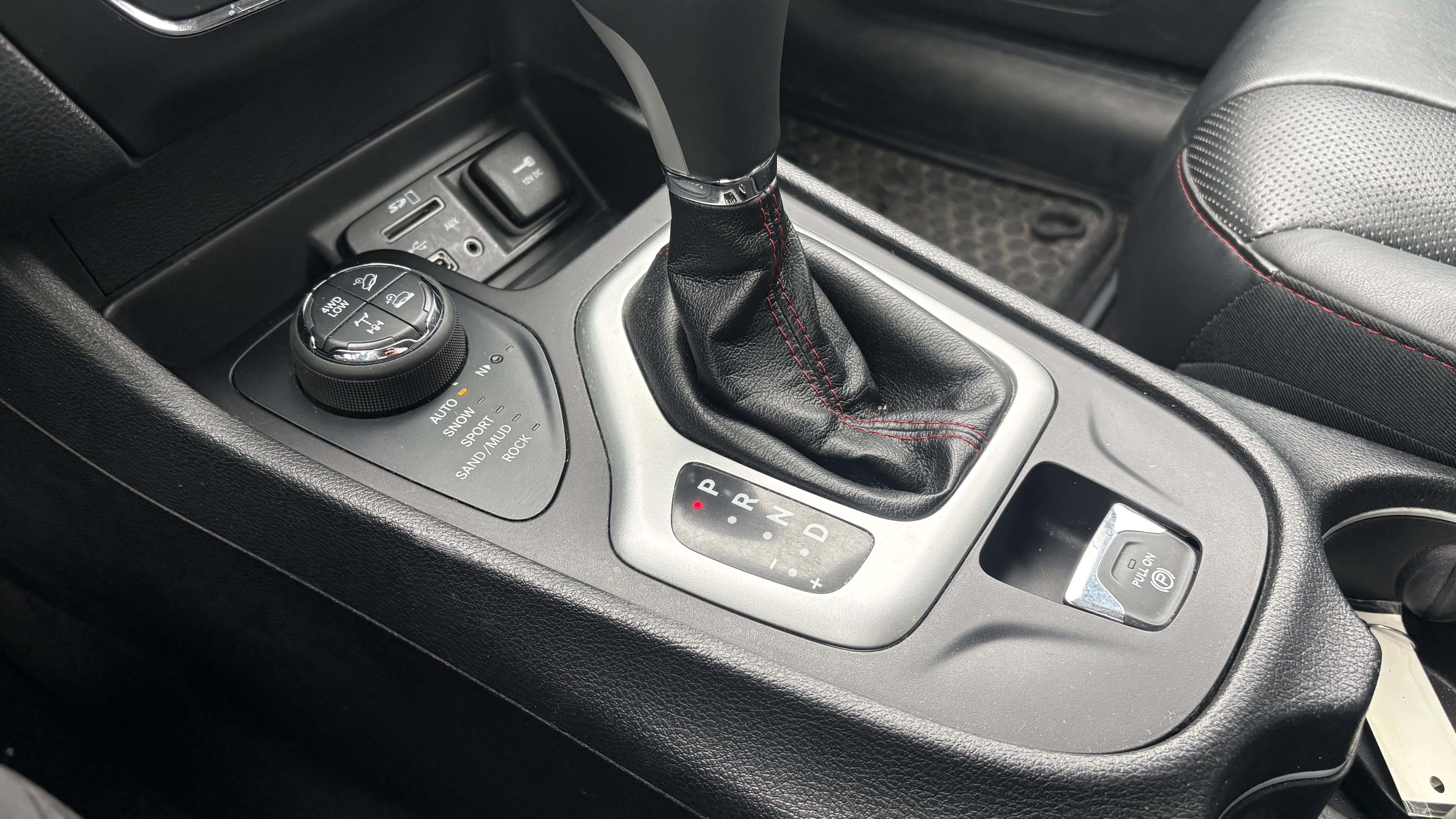 Used 2018 Jeep Cherokee Trailhawk w/ Quick Order Package 27L image 27