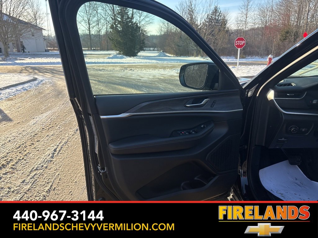 Used 2024 Jeep Grand Cherokee L Limited w/ Black Appearance Package image 13