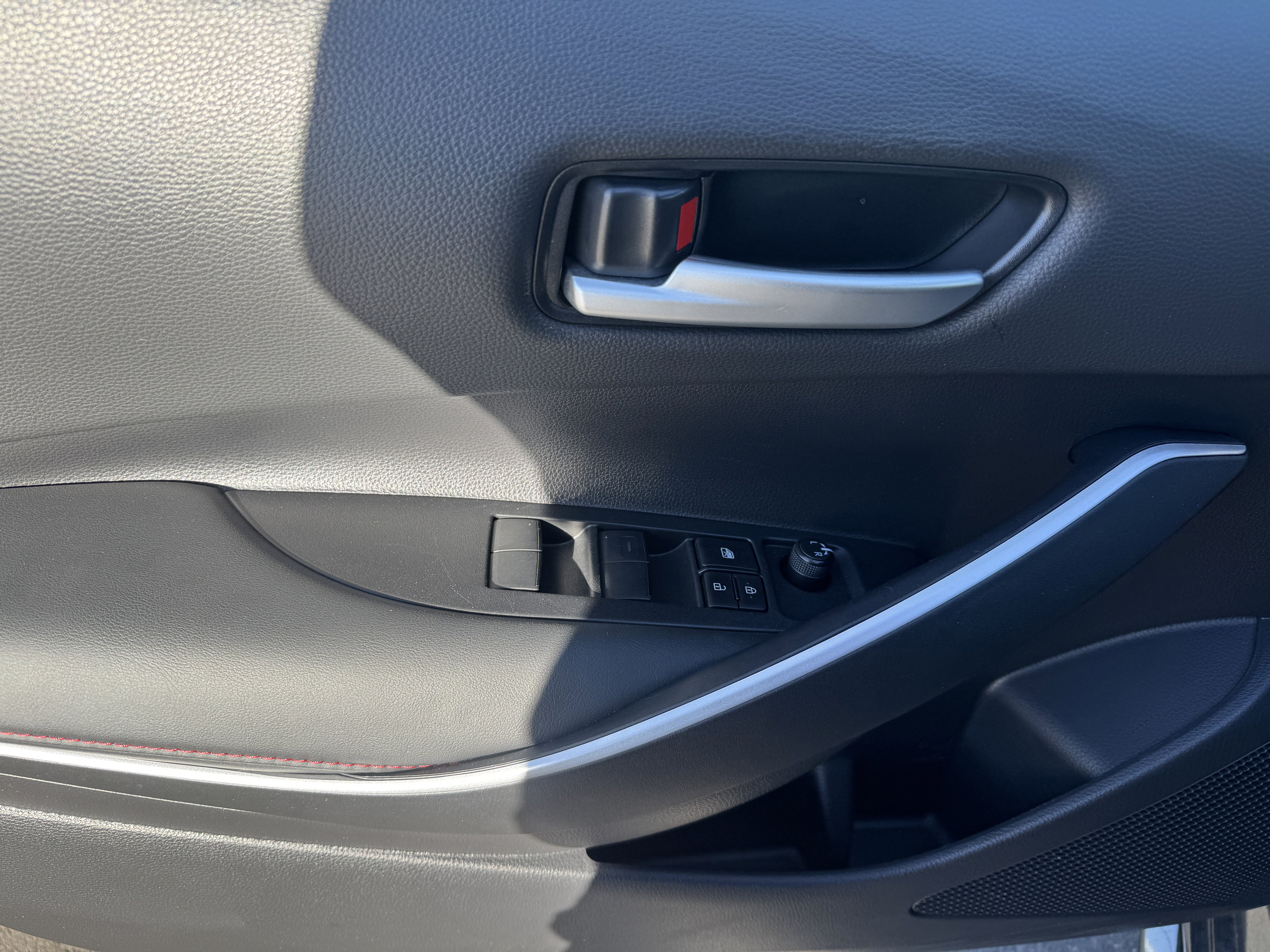 Used 2025 Toyota Corolla SE w/ SE Premium Package image 9