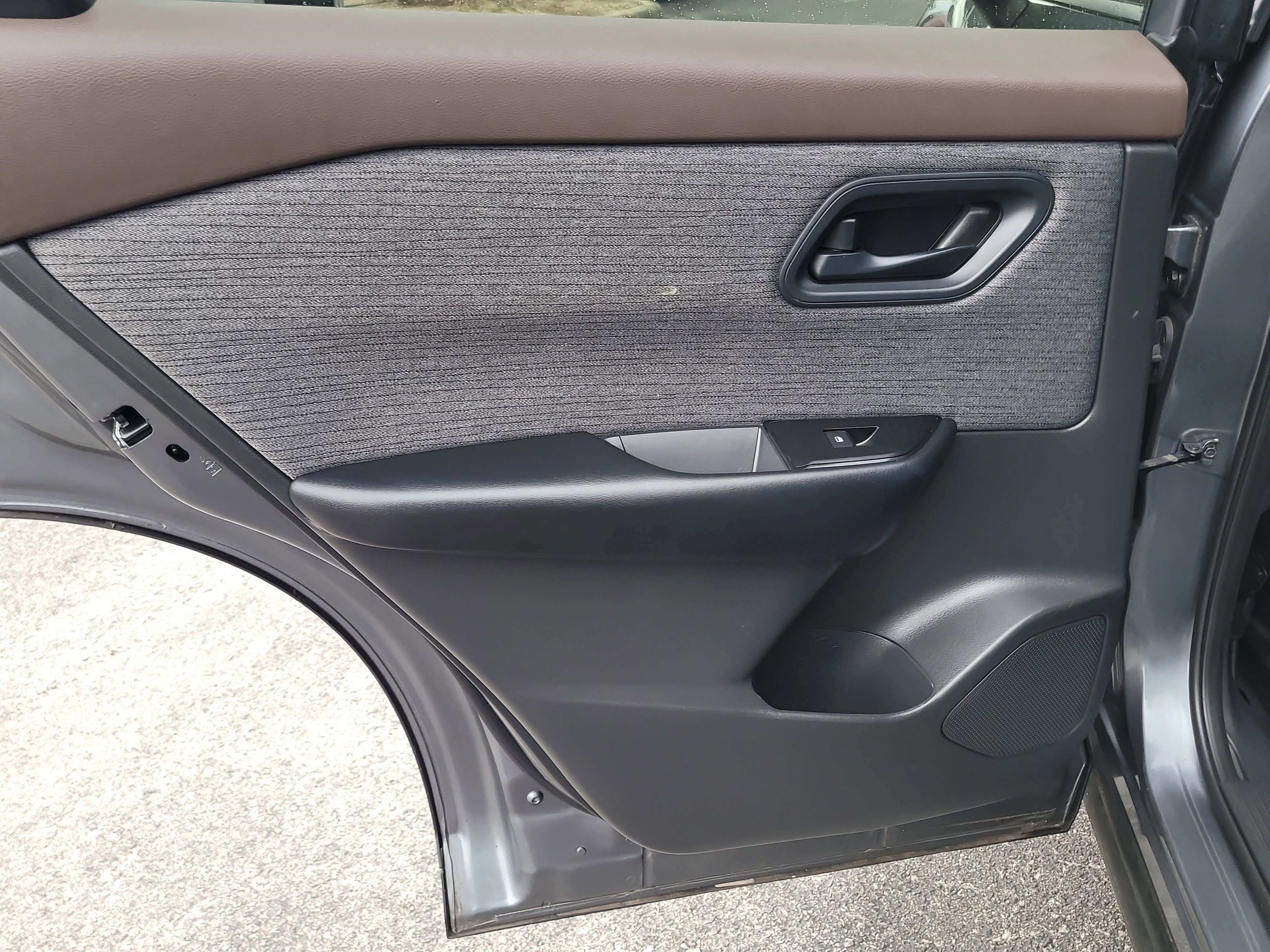 Used 2023 Nissan Rogue S image 12