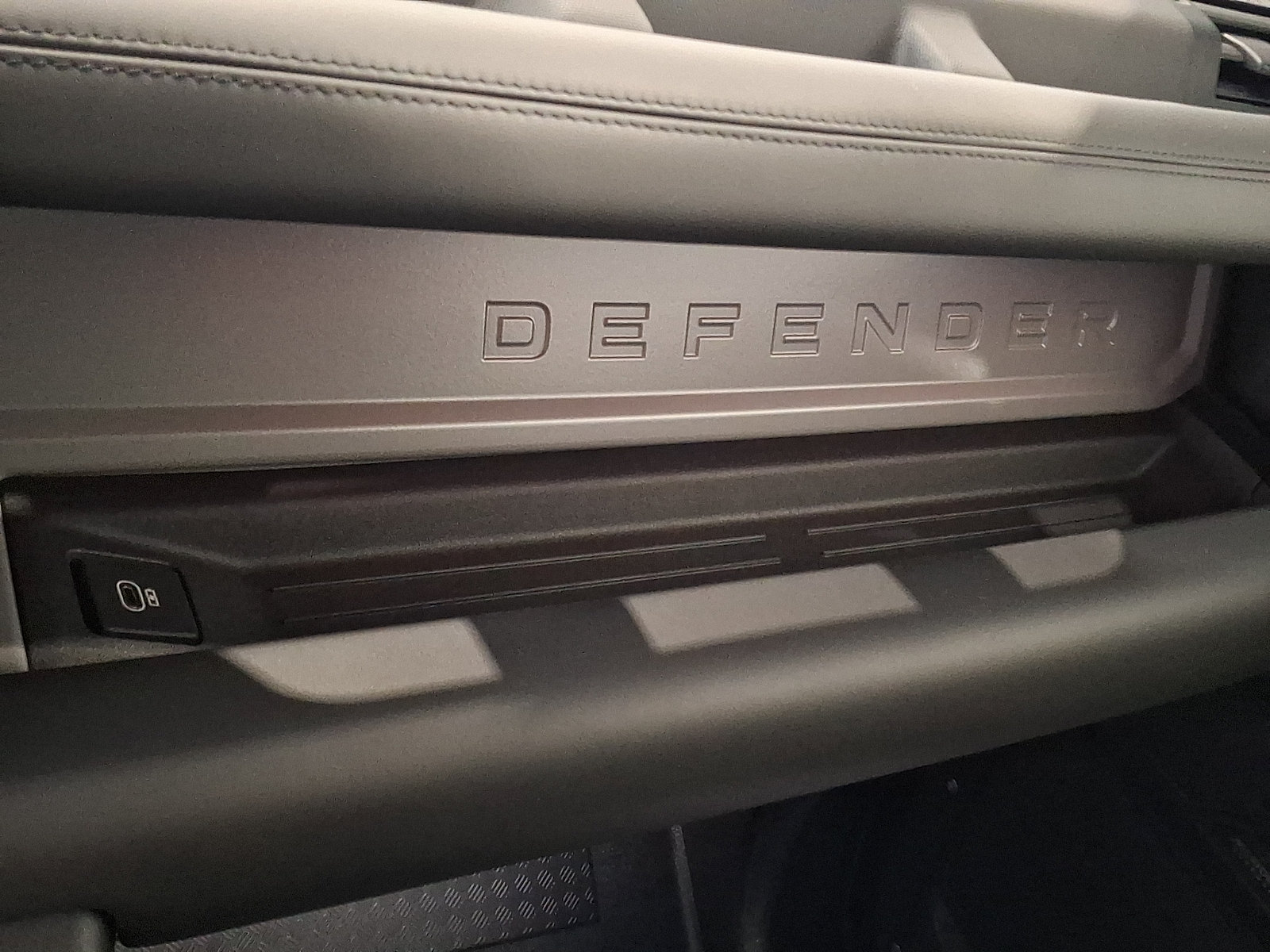 Certified 2025 Land Rover Defender 110 X AWD/4WD image 24