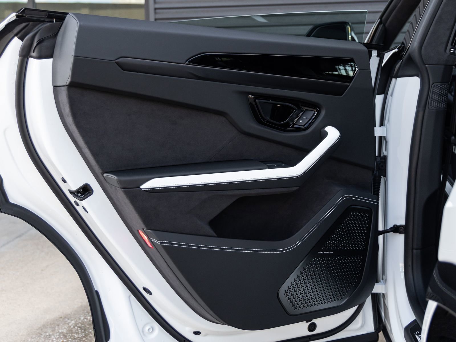 Used 2025 Lamborghini Urus SE AWD/4WD image 35