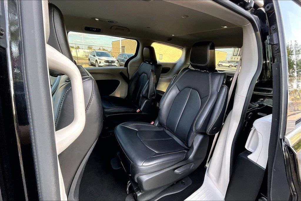 Used 2024 Chrysler Pacifica Limited FWD image 24