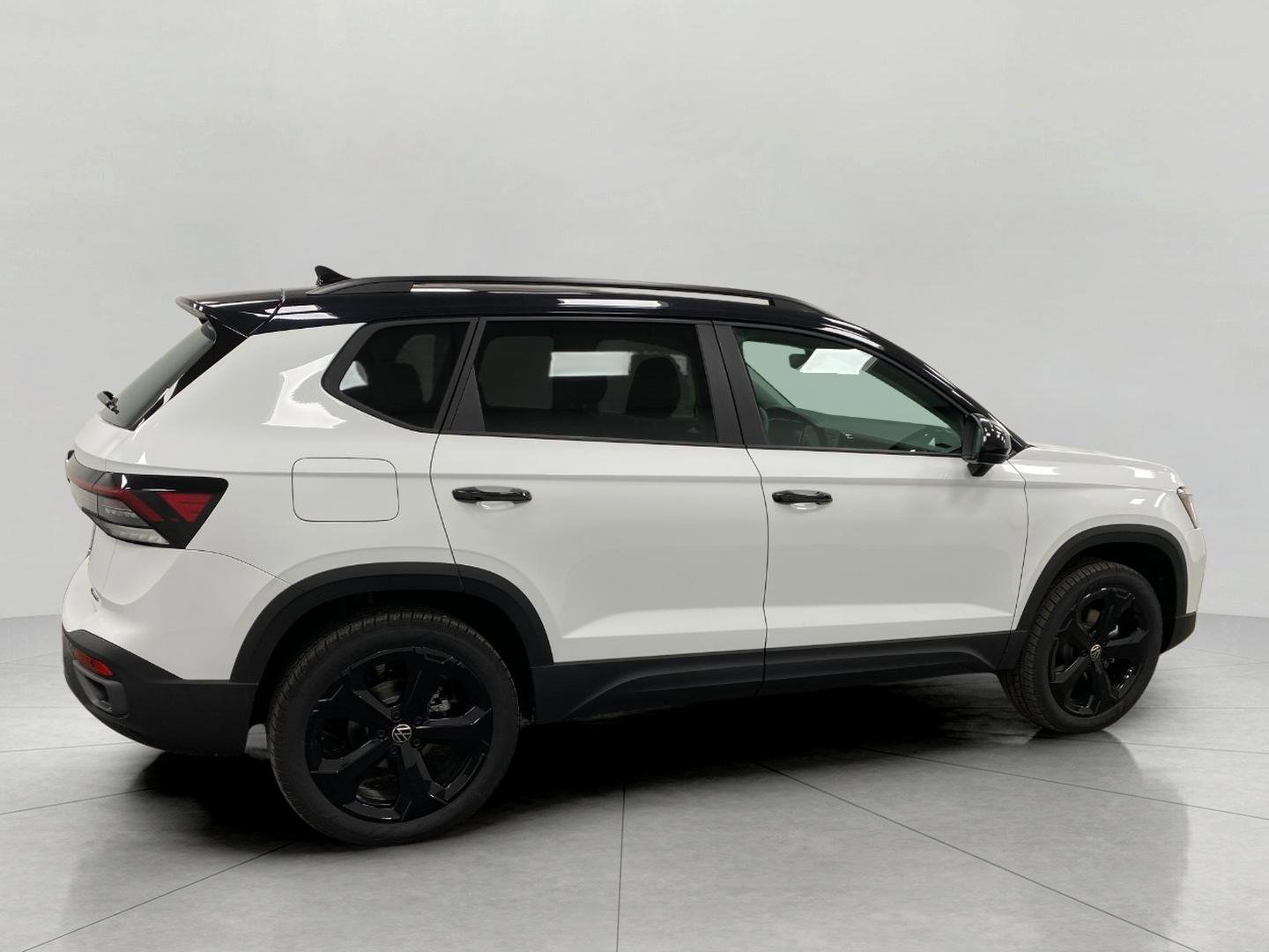 New 2026 Volkswagen Taos SE AWD/4WD image 2