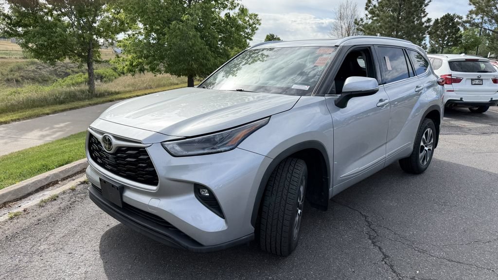 Used 2021 Toyota Highlander XLE AWD/4WD image 2
