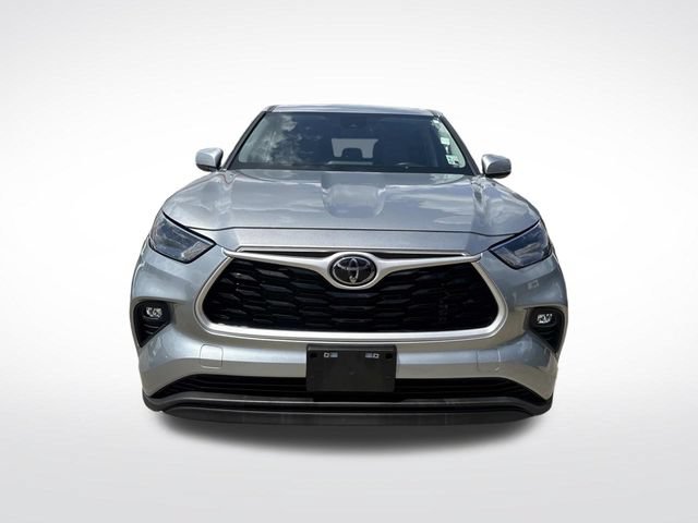 Used 2023 Toyota Highlander LE FWD image 2