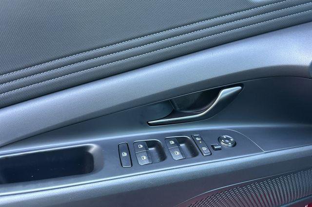 Used 2025 Hyundai Elantra Sport image 11