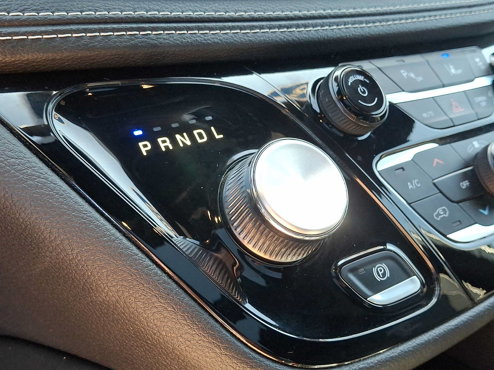 Used 2025 Chrysler Pacifica Limited FWD image 16