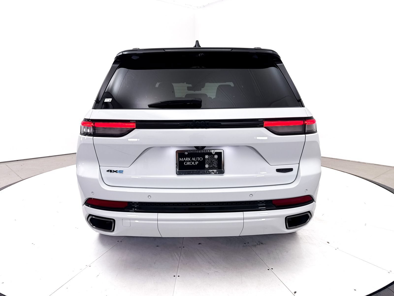 Used 2023 Jeep Grand Cherokee Summit AWD/4WD image 19