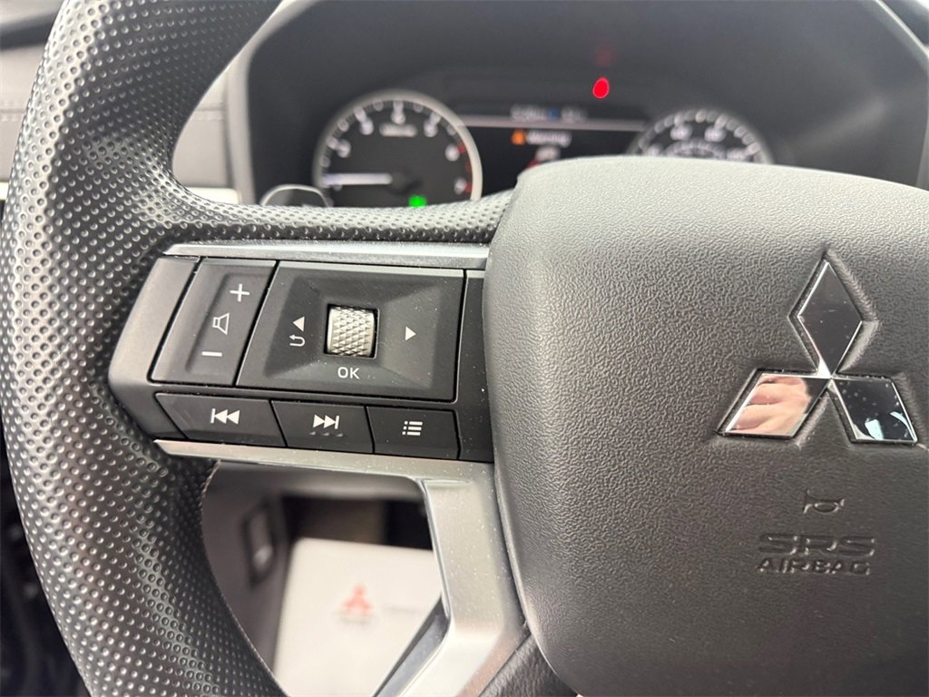 Used 2022 Mitsubishi Outlander ES image 32