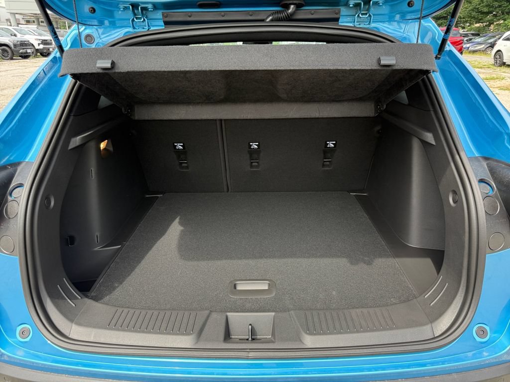 New 2026 Chevrolet Trax RS w/ Sunroof Package FWD image 25