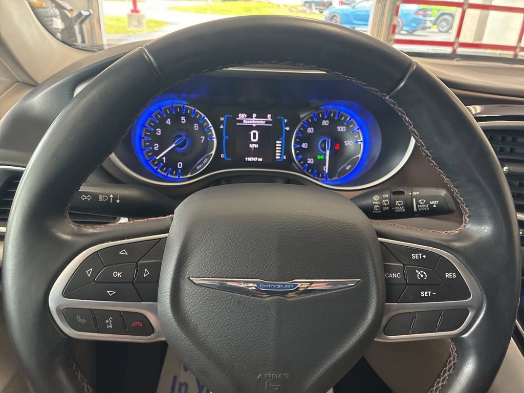 Used 2017 Chrysler Pacifica Touring-L w/ Tire & Wheel Group FWD image 31