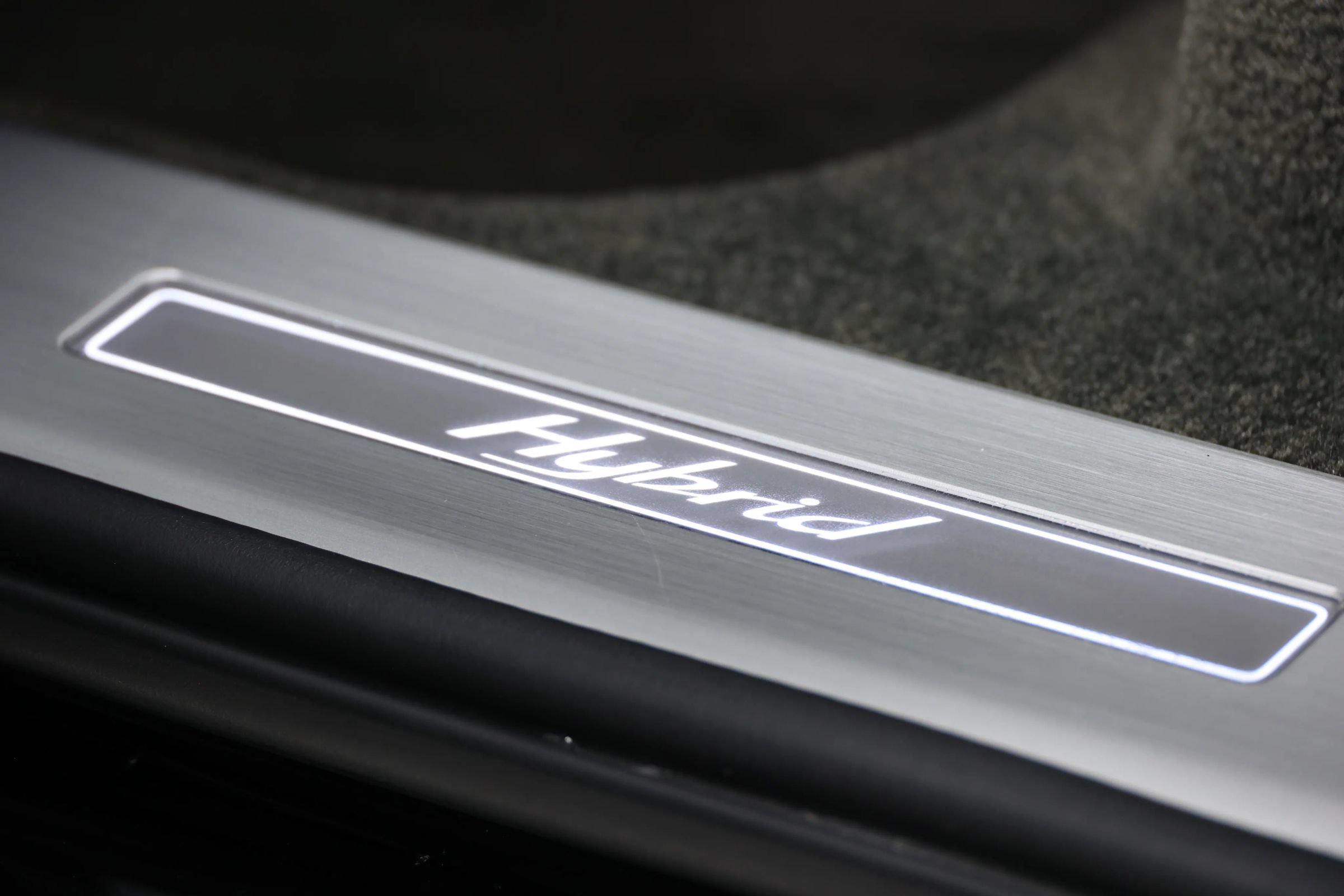 Used 2020 Bentley Bentayga Plug-In Hybrid AWD/4WD image 52