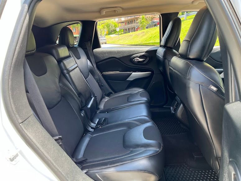 Used 2018 Jeep Cherokee Latitude Plus w/ Cold Weather Group AWD/4WD image 38