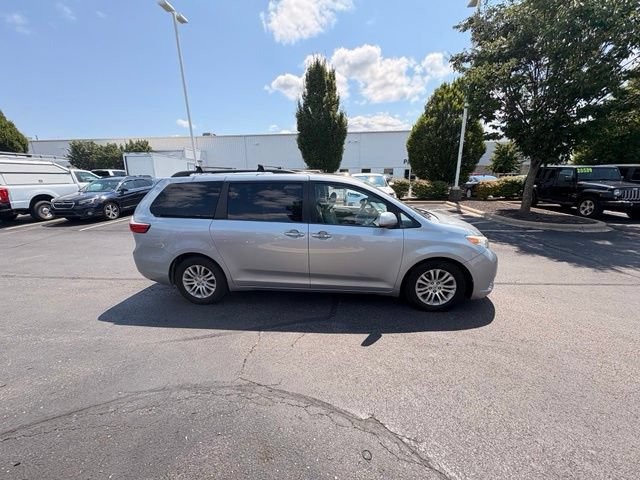 Used 2015 Toyota Sienna XLE Premium FWD image 4