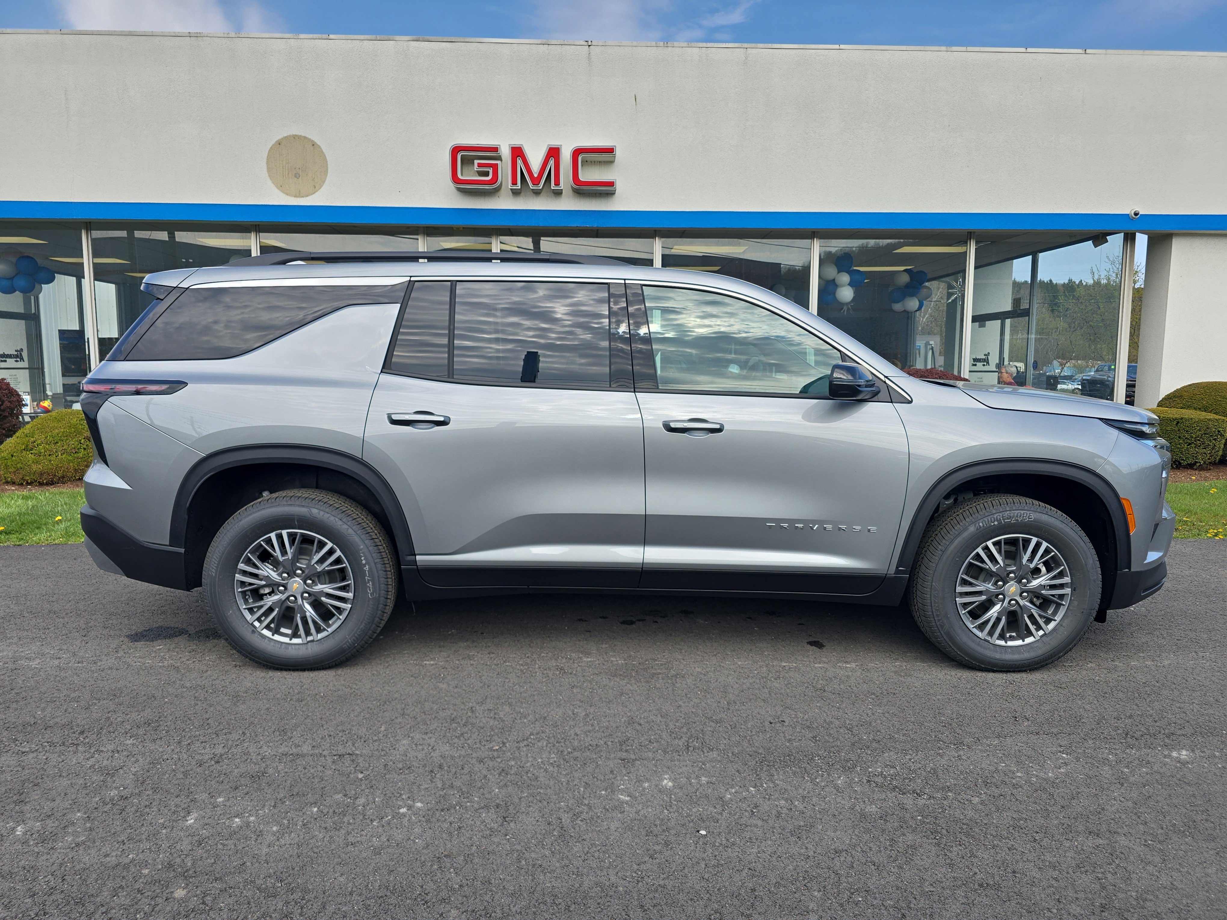 New 2026 Chevrolet Traverse LT AWD/4WD image 2