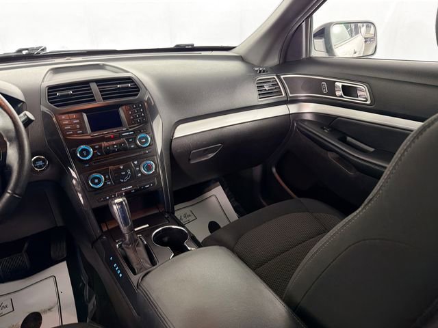 Used 2017 Ford Explorer XLT image 22