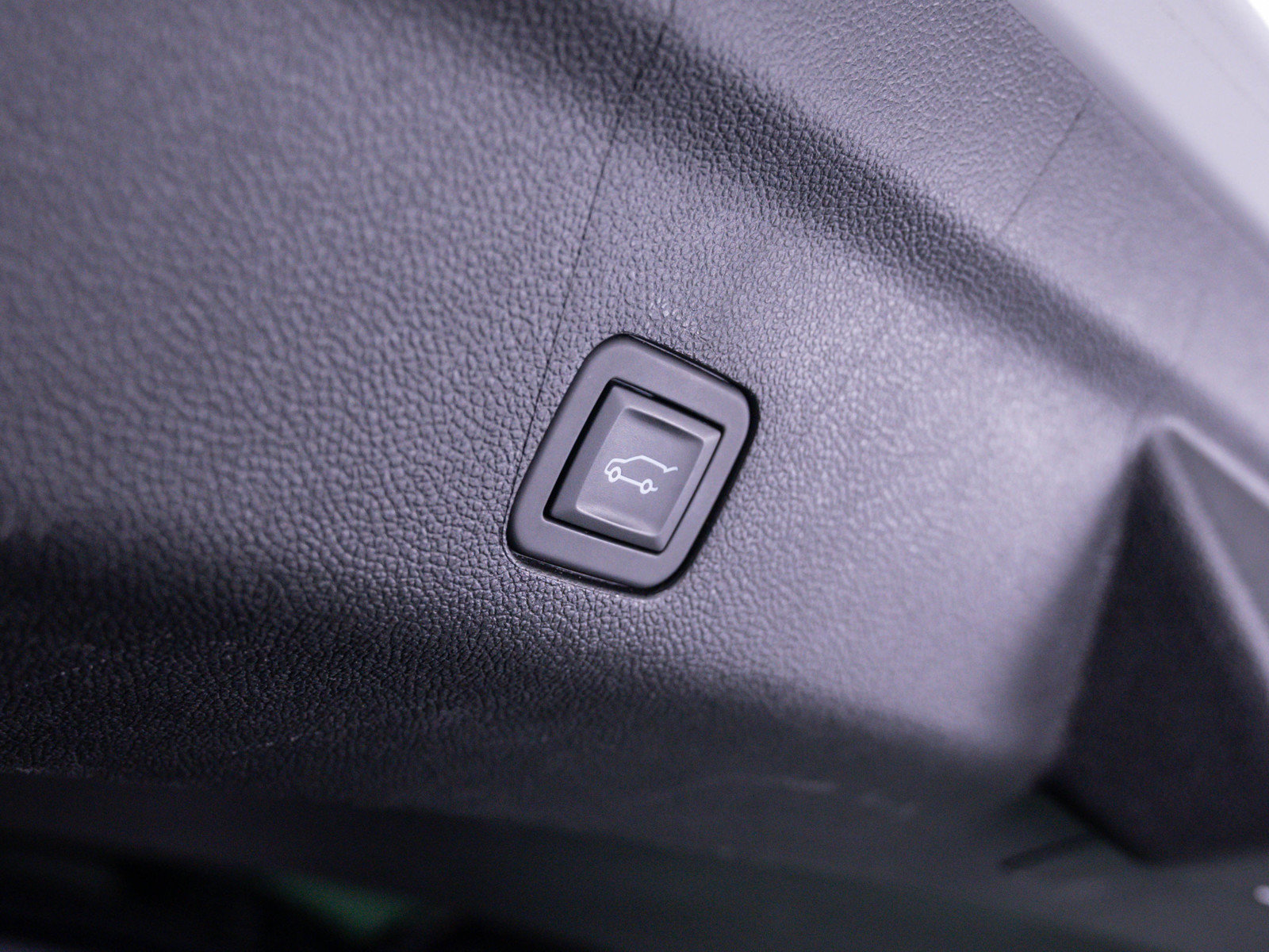 Used 2025 Chevrolet Tahoe High Country AWD/4WD image 9
