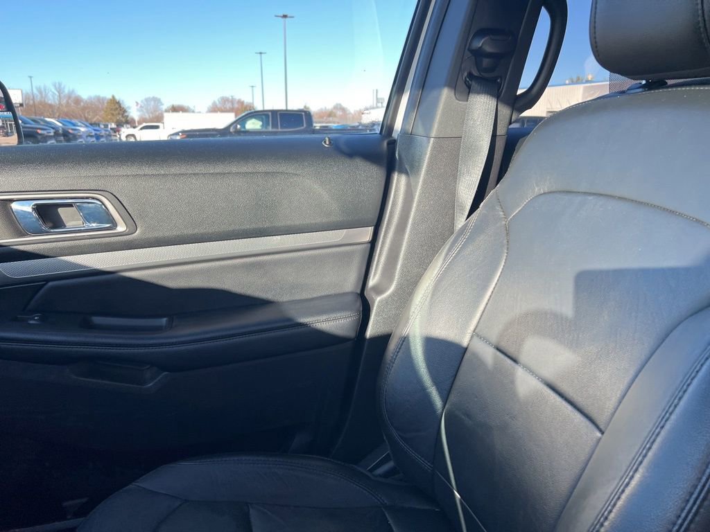 Used 2018 Ford Explorer XLT w/ Equipment Group 202A image 24