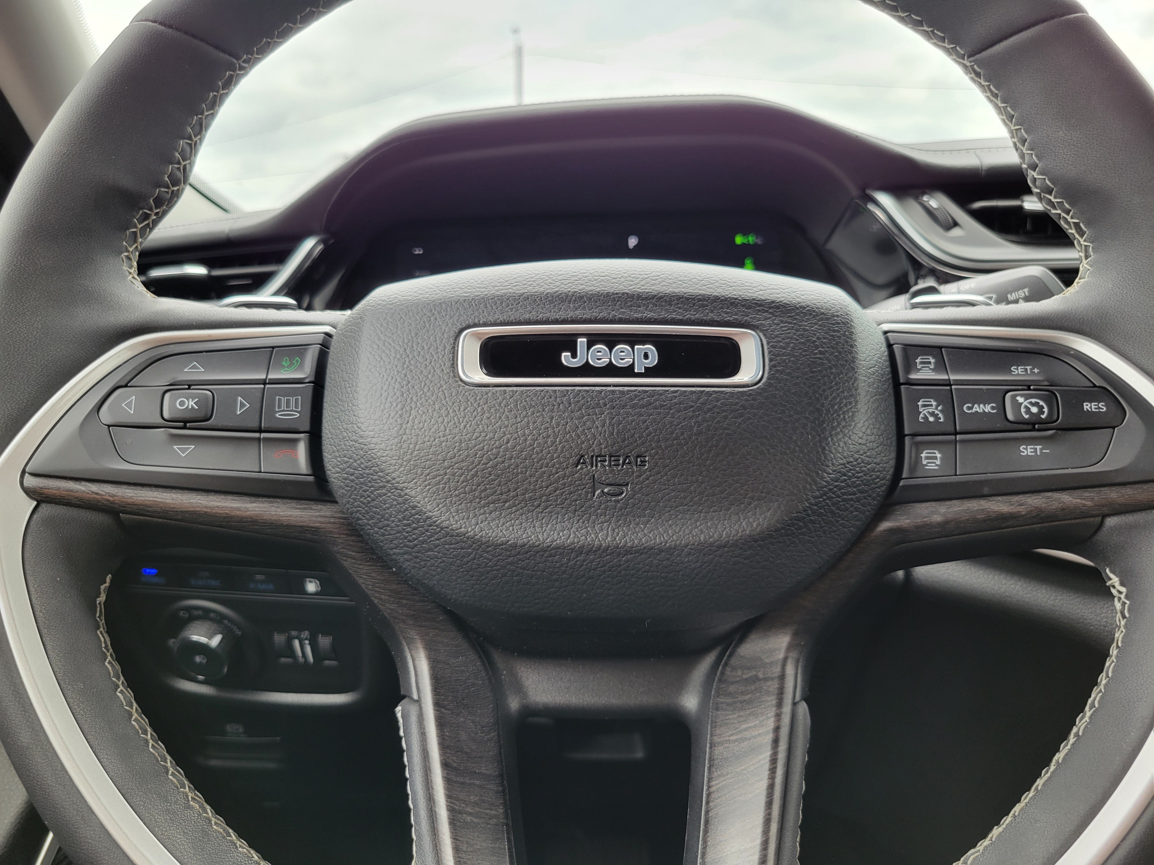 Used 2022 Jeep Grand Cherokee Limited 4xe AWD/4WD image 9