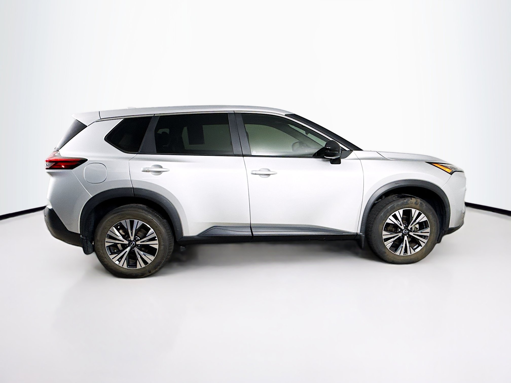 Used 2023 Nissan Rogue SV FWD image 2