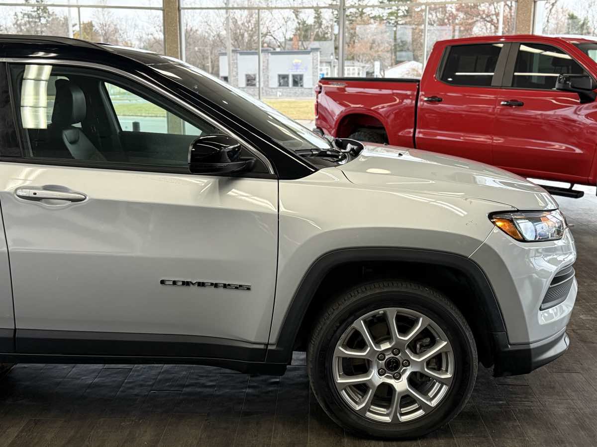 Used 2025 Jeep Compass Limited image 19