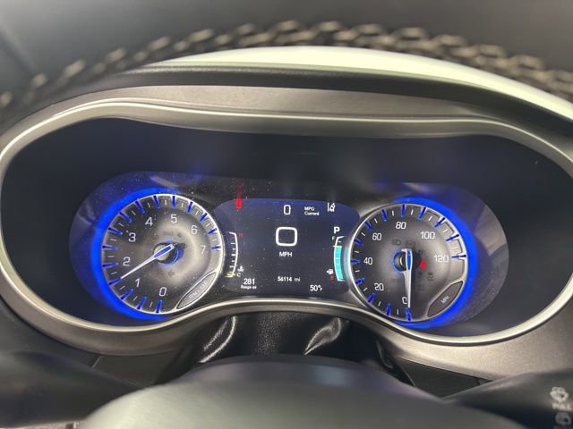 Used 2023 Chrysler Pacifica Touring-L image 39