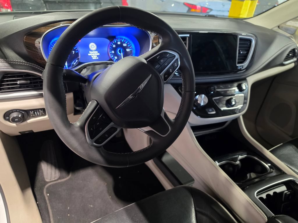Used 2023 Chrysler Pacifica Limited FWD image 4