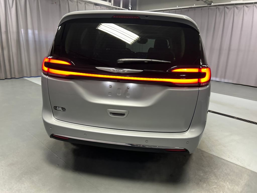 Used 2024 Chrysler Pacifica Limited FWD image 6