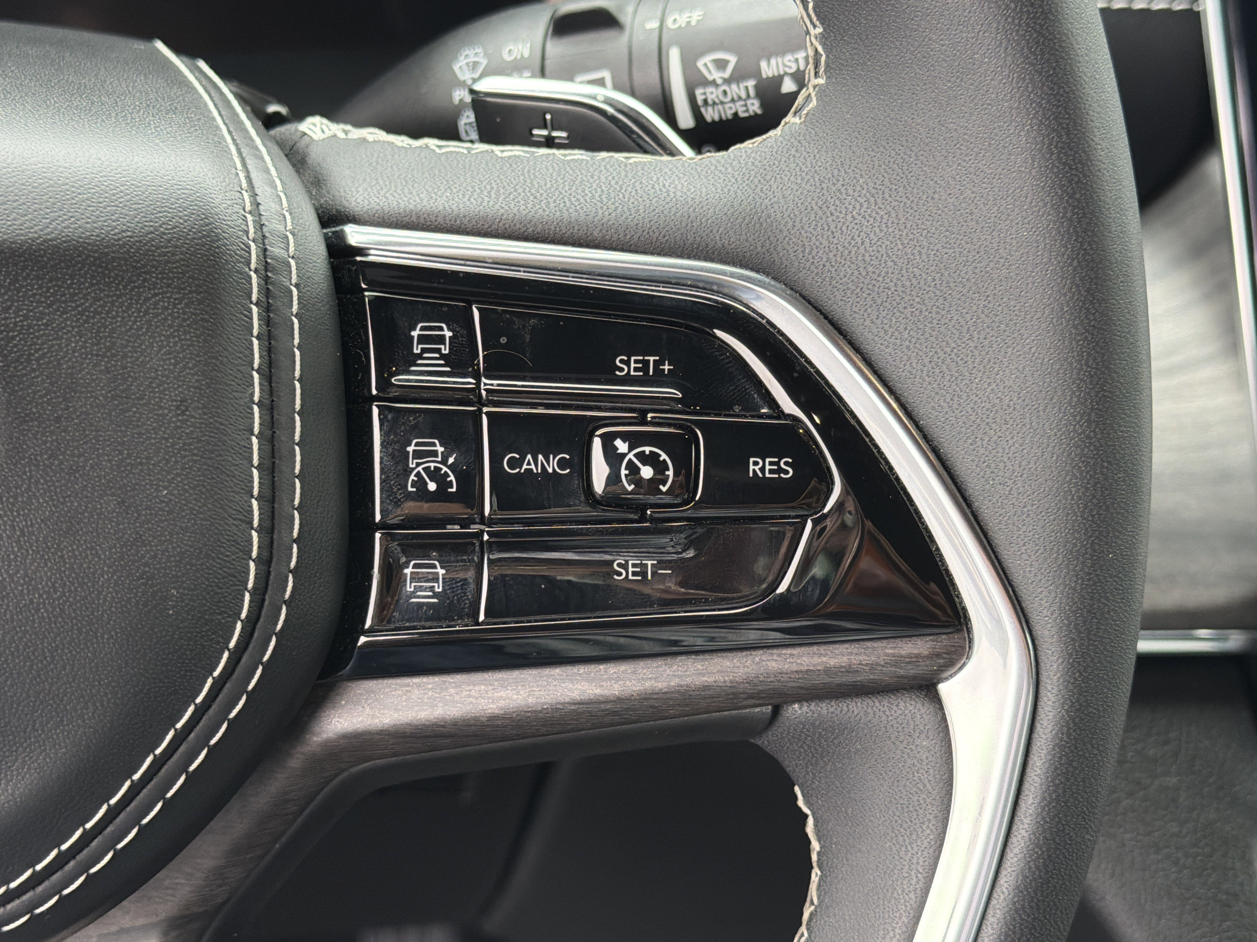 Used 2023 Jeep Grand Cherokee Overland w/ Luxury Tech Group IV AWD/4WD image 25