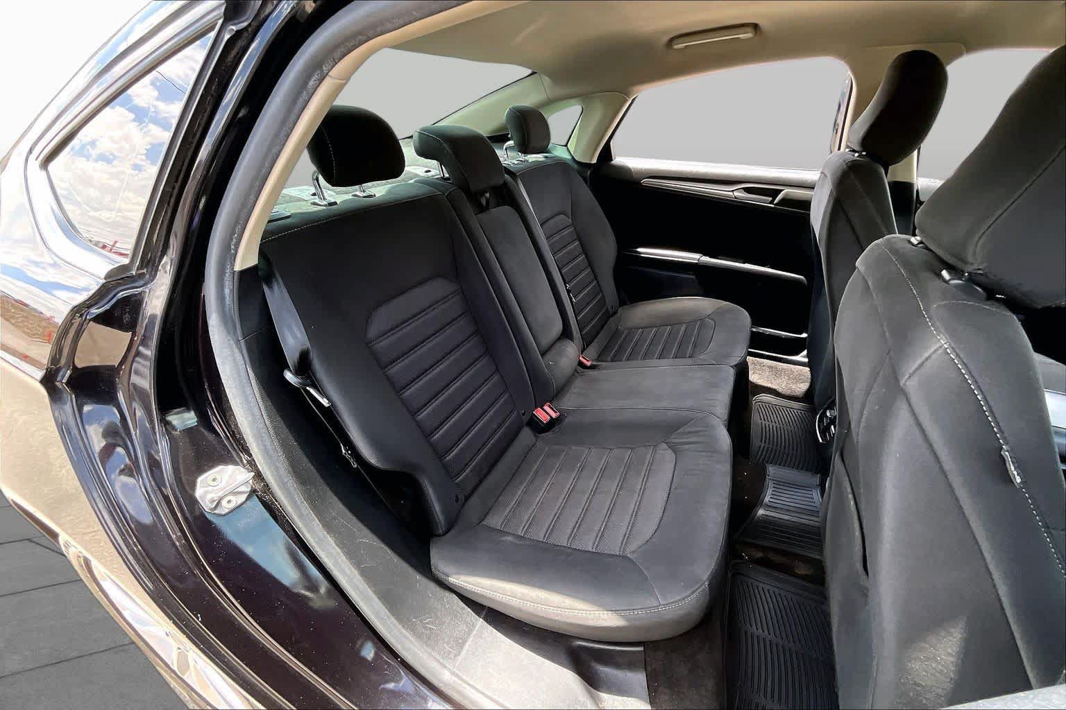 Used 2020 Ford Fusion SE FWD image 19
