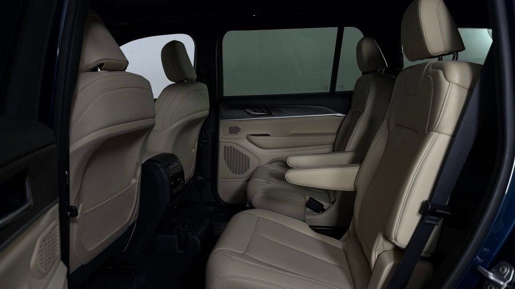 New 2026 Jeep Grand Cherokee L Limited w/ Limited Altitude Package AWD/4WD image 30