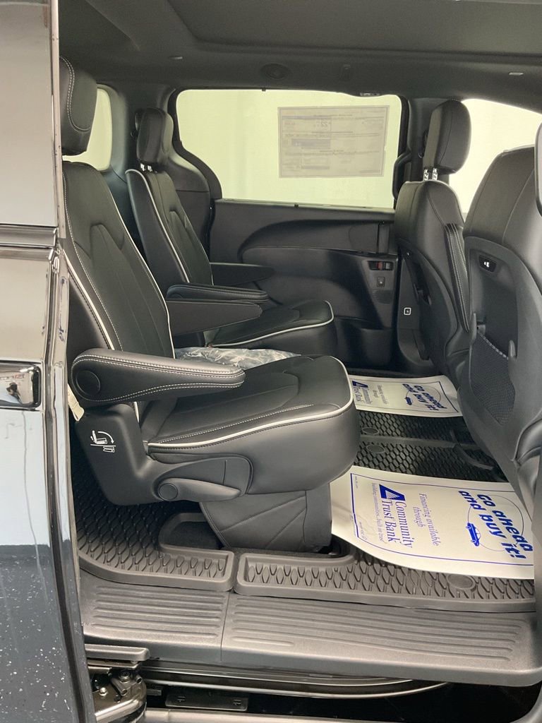New 2025 Chrysler Pacifica Limited image 21