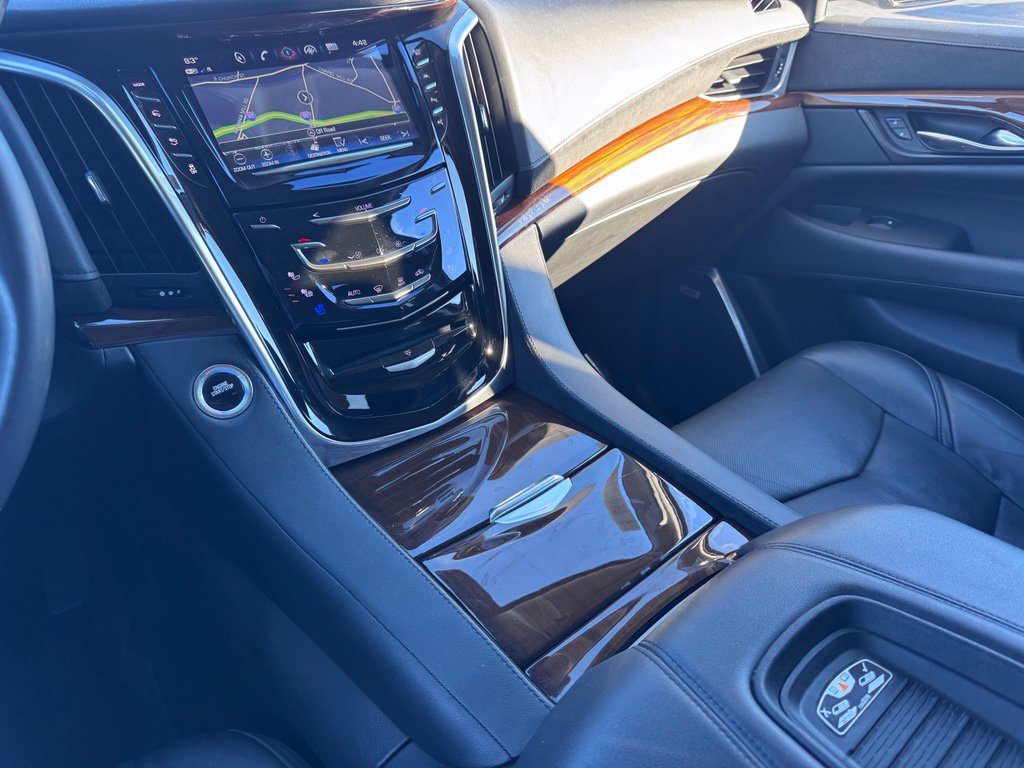 Used 2020 Cadillac Escalade Luxury AWD/4WD image 38