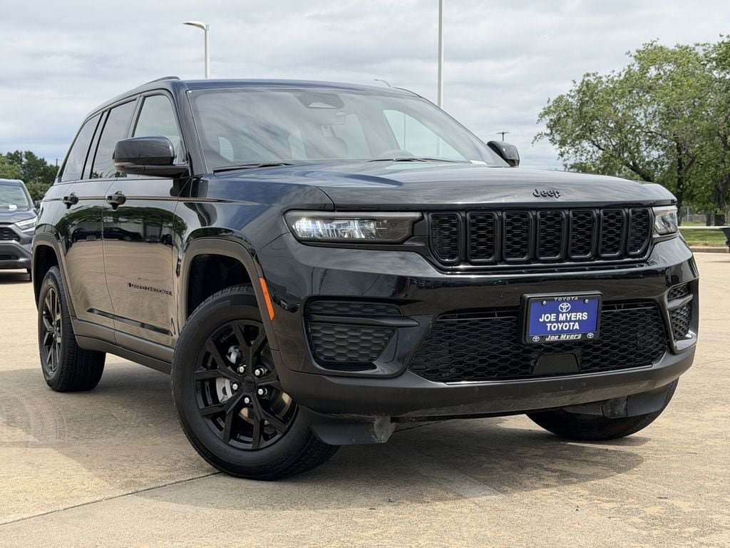 Used 2025 Jeep Grand Cherokee Altitude AWD/4WD image 2