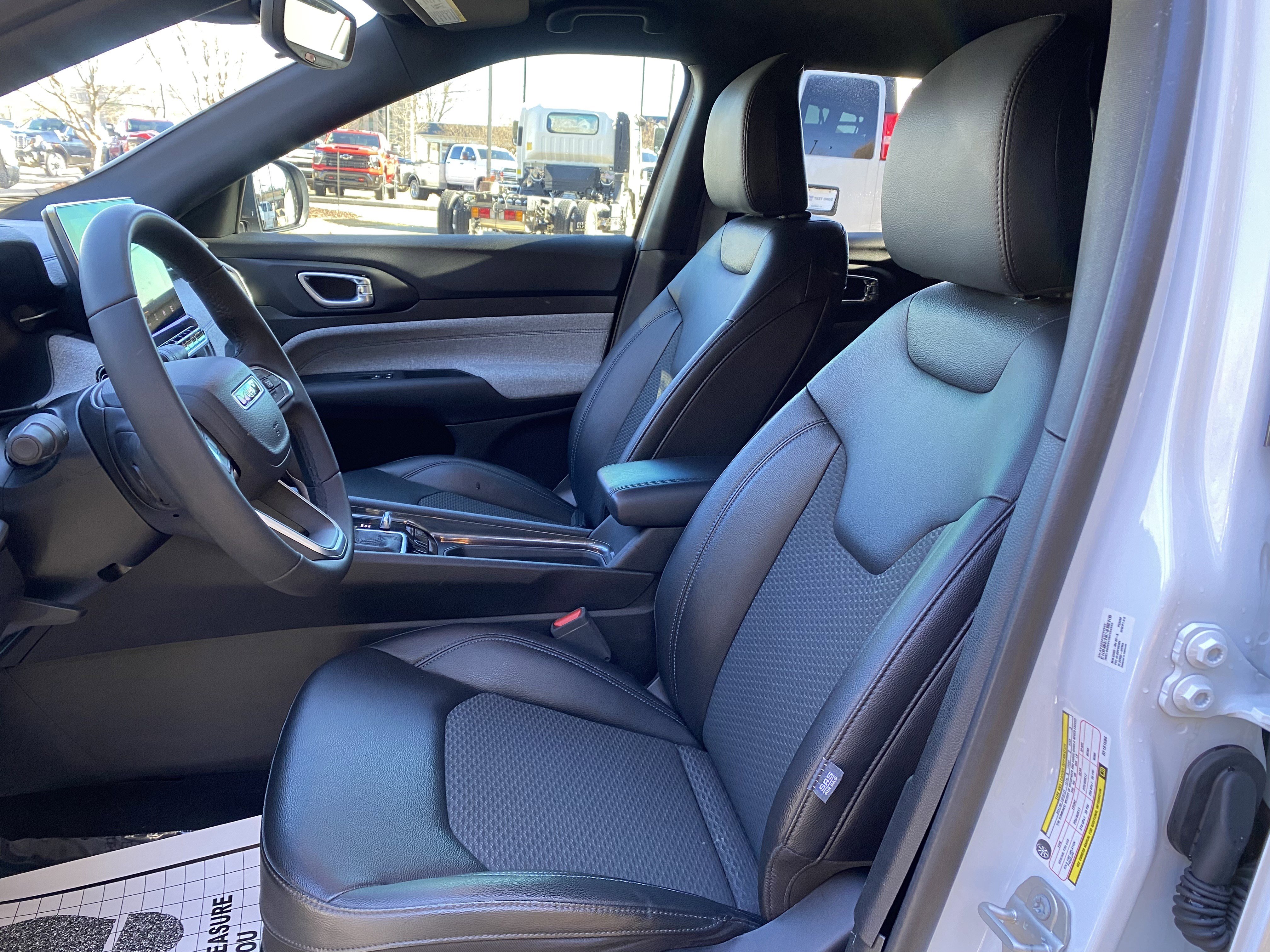 Used 2024 Jeep Compass Latitude image 16