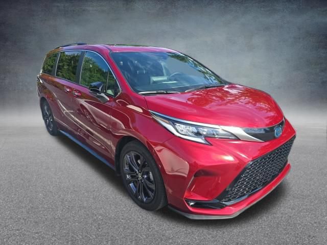 Used 2024 Toyota Sienna XSE w/ XSE Premium Package FWD image 2