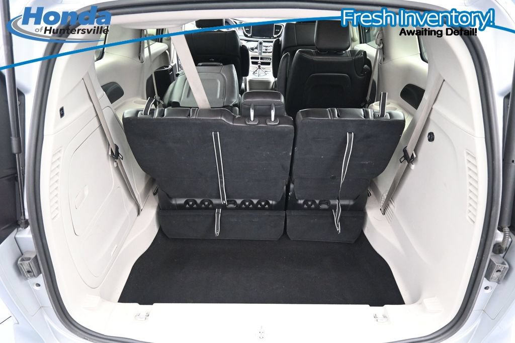 Used 2023 Chrysler Pacifica Touring-L FWD image 16