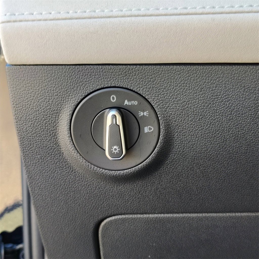 Certified 2025 Volkswagen Taos SE image 30