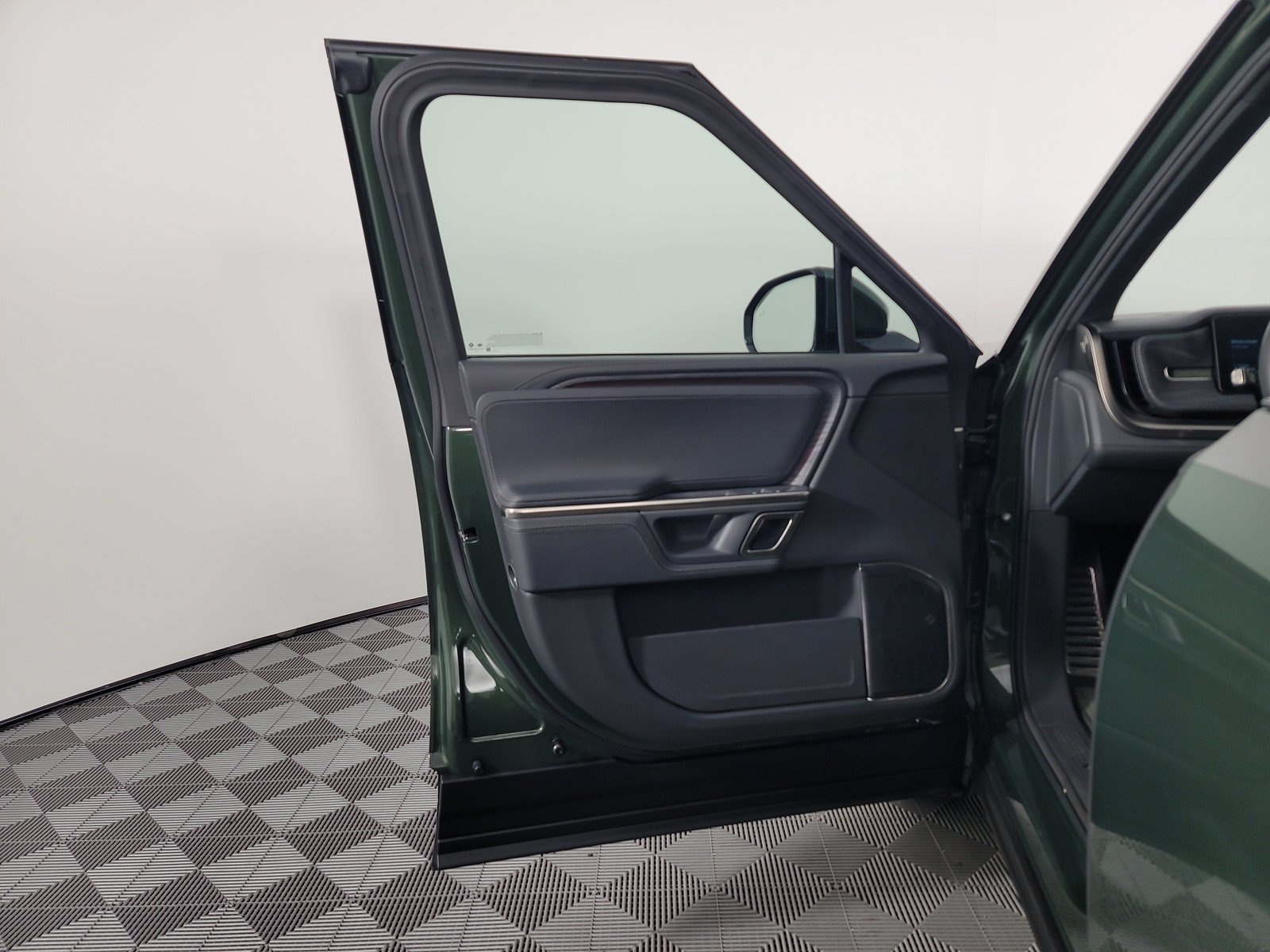 Used 2024 Rivian R1S Adventure AWD/4WD image 16