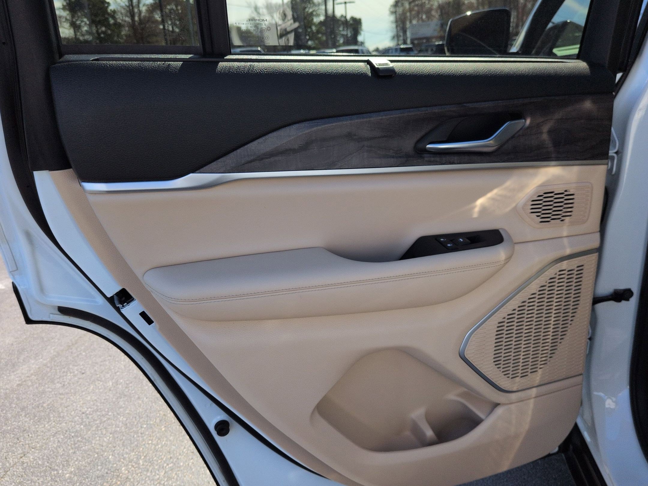 Used 2024 Jeep Grand Cherokee Limited w/ Luxury Tech Group II image 16