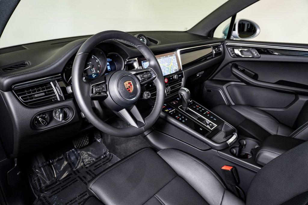 Certified 2026 Porsche Macan AWD/4WD image 4