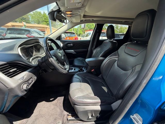 Used 2018 Jeep Cherokee Trailhawk AWD/4WD image 9